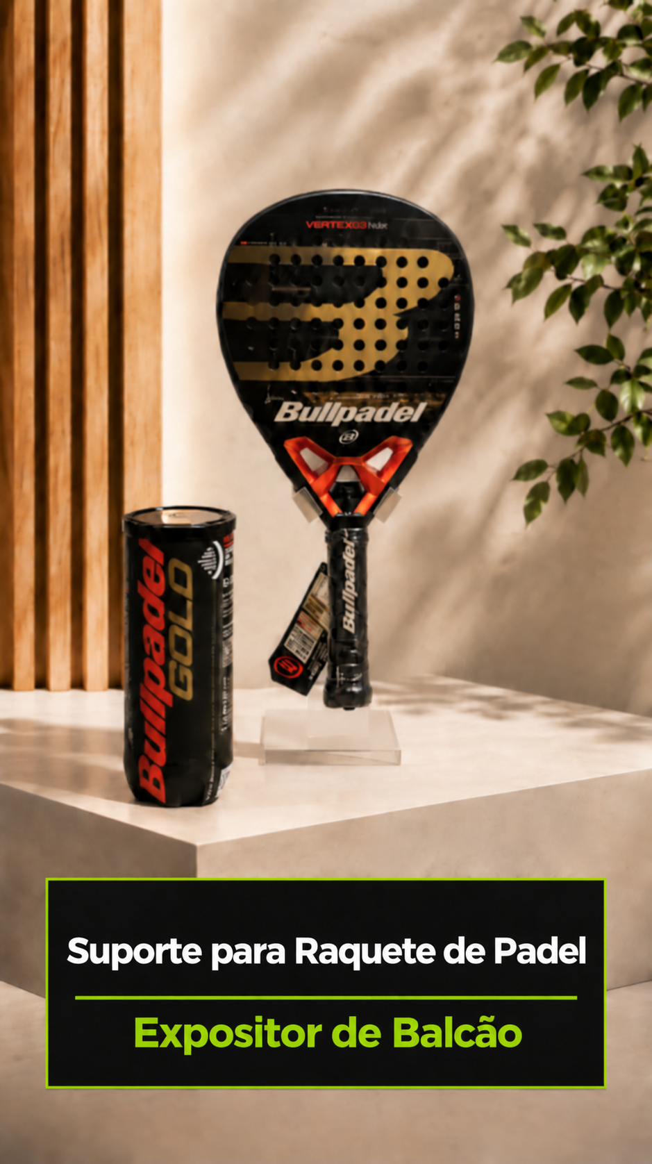 Raquete de padel exposta num suporte de balcão